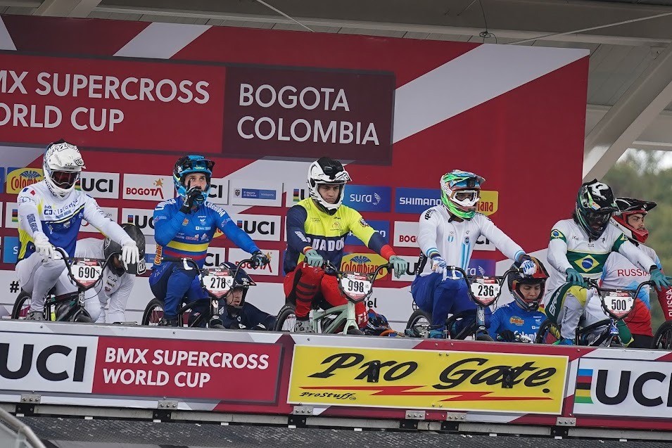 Bogotá hará 4 válidas de la Copa Mundo de BMX carreras en 2022. Carlos Ramírez (azul), del Equipo Bogotá, medallista olímpico, estará contra los mejores del mundo. FOTO IDRD/Andrés Rot.