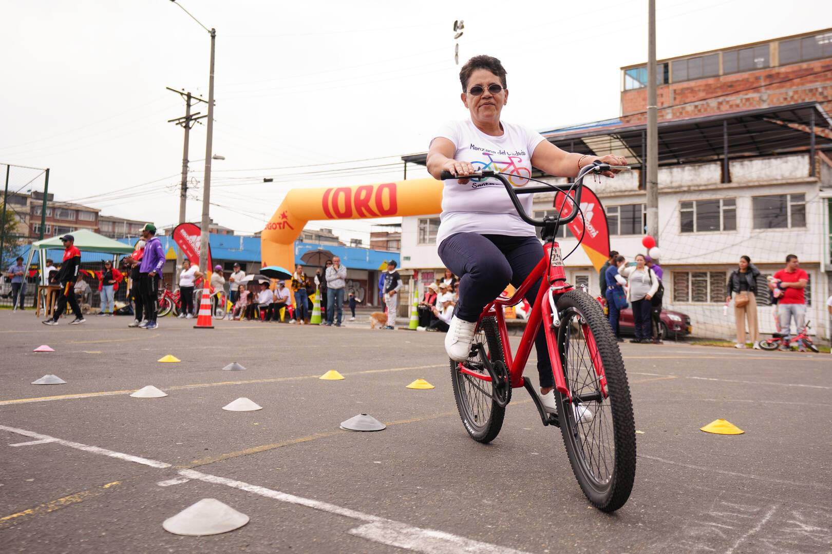Escuela de la bici en Manzana del Cuidado