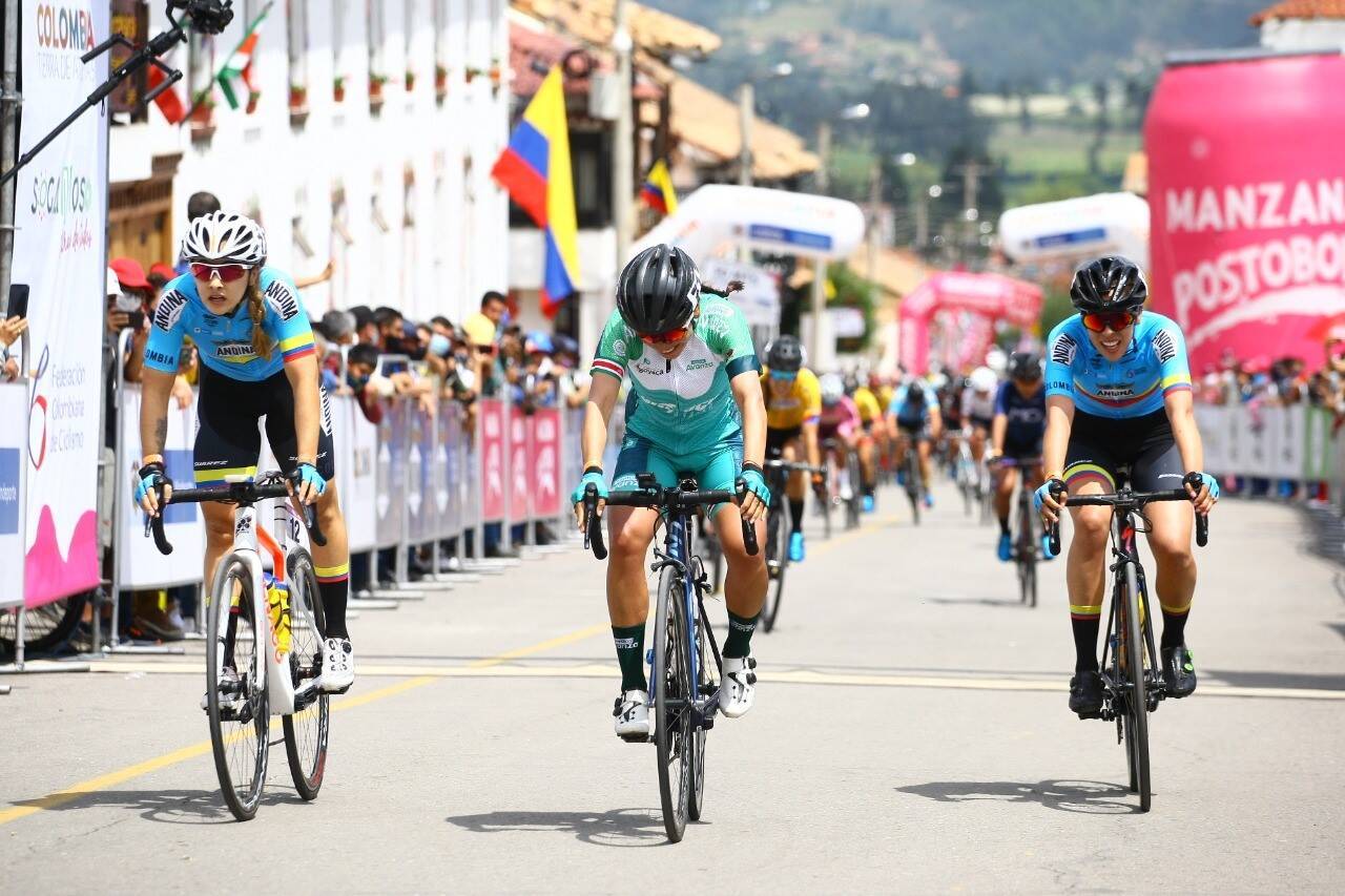 tres ciclistas compitiendo
