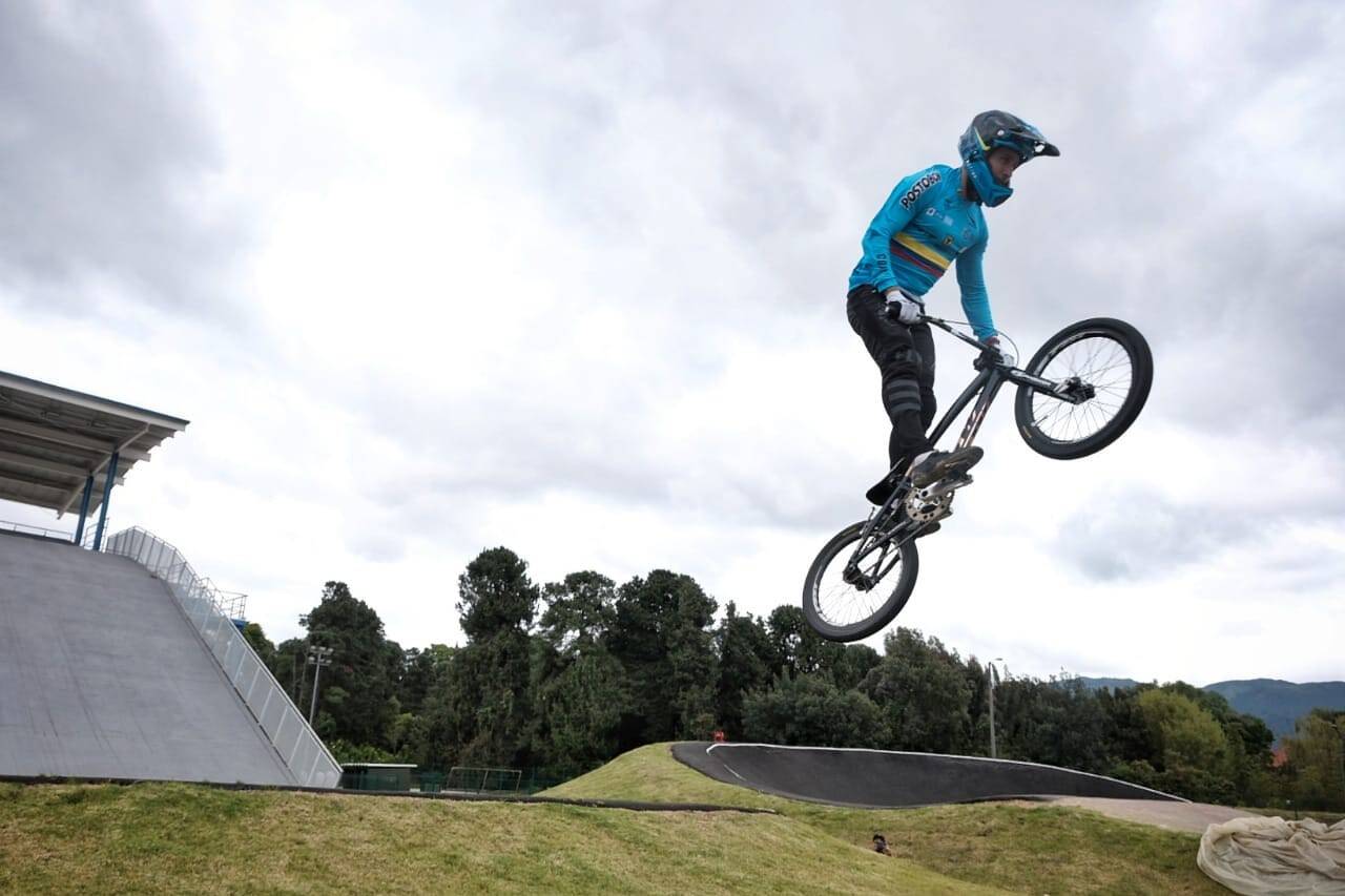 Carlos Ramírez montando en su bmx
