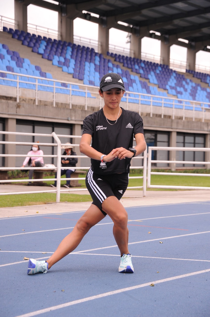 Angie Orjuela calentando en la pista
