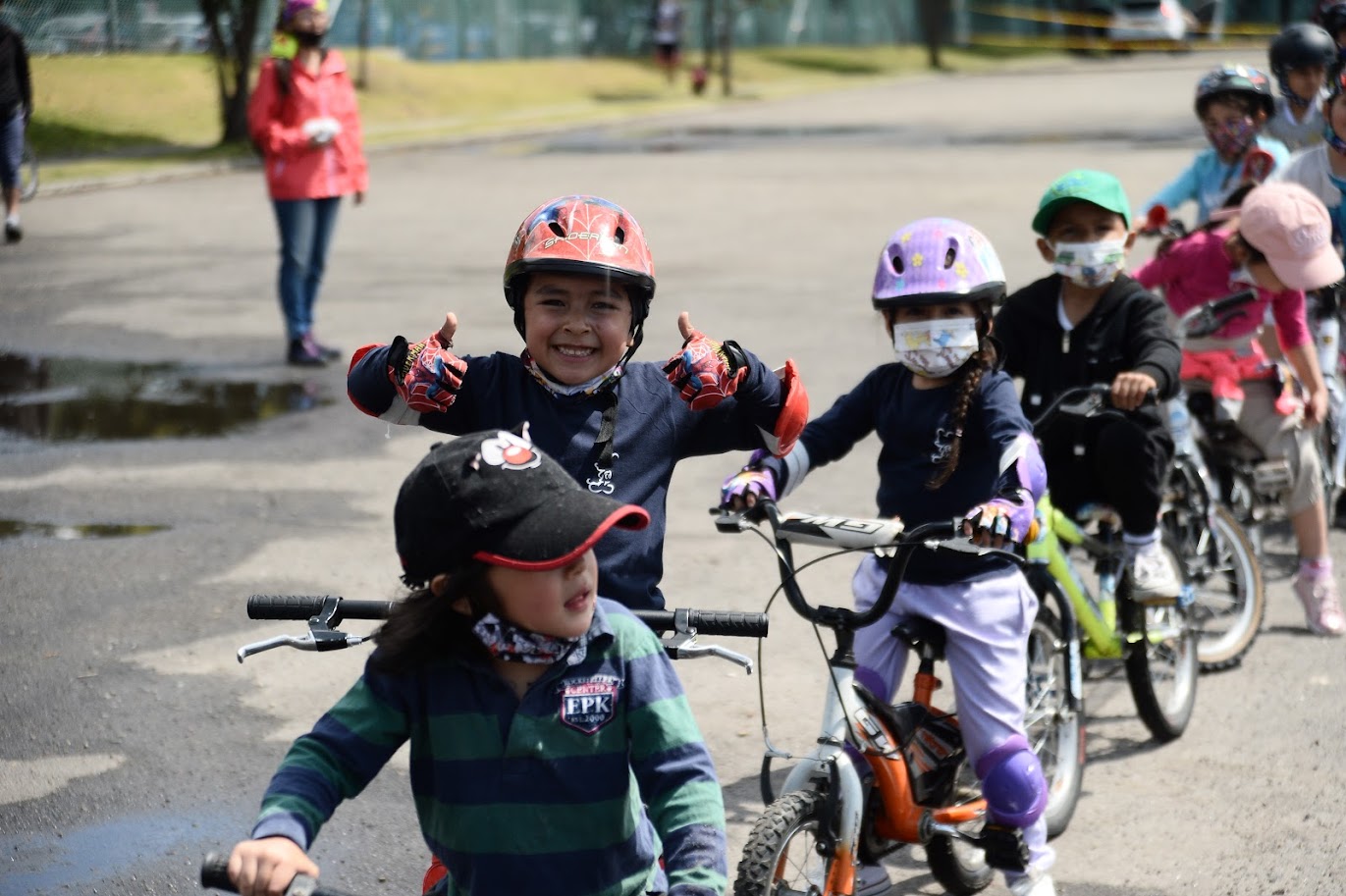 Varios niños en bicicleta