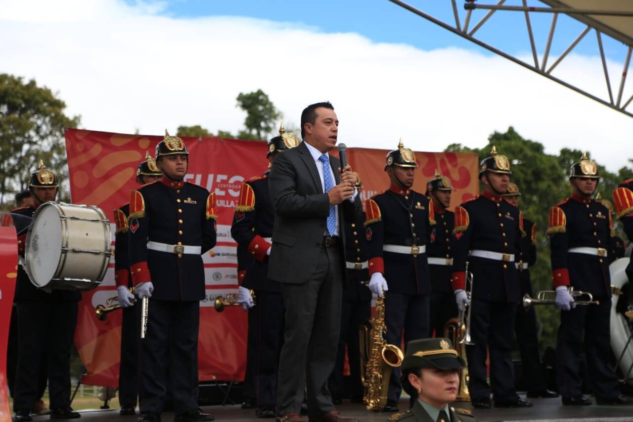 Director del IDRD habla a través de micrófono