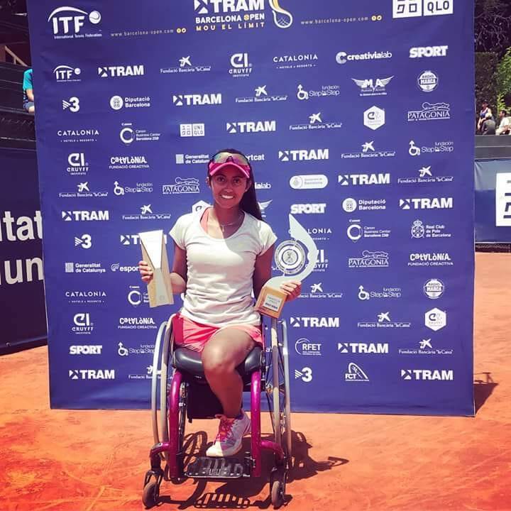 Deportista paralímpica sonríe