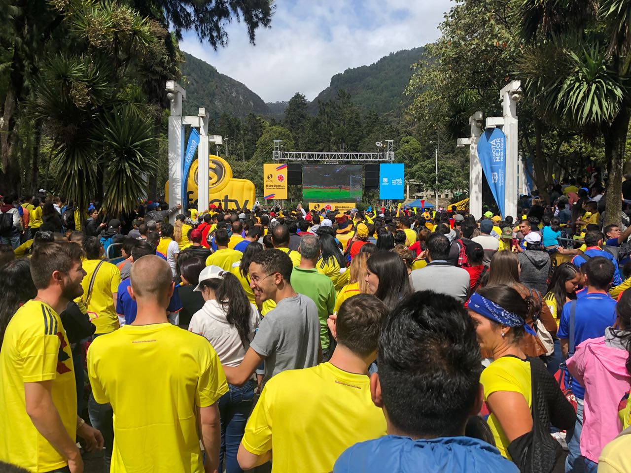 Personas ven partido en pantalla gigante