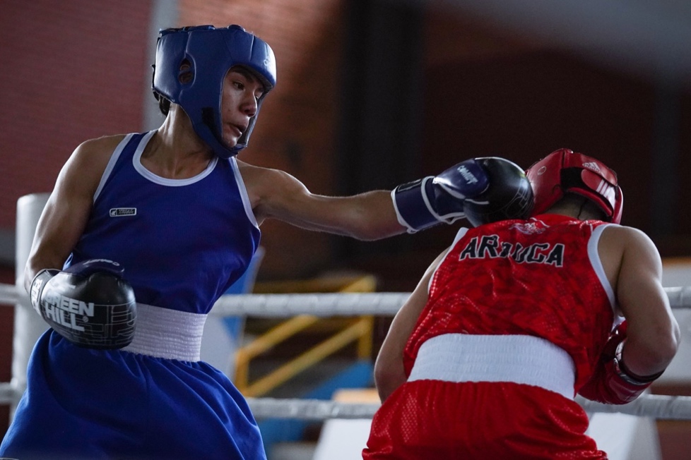 Nicolás Parra (azul) avanzó en boxeo 48 kg, al vencer al araucano Daniel Holguín. Foto: IDRD/Andrés ROT.