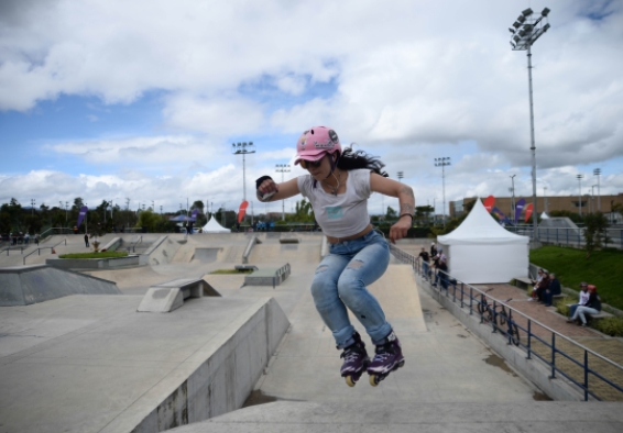 Mujer saltando en patines
