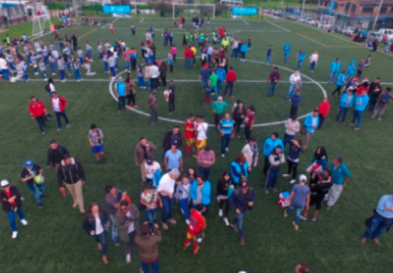 vista aérea de personas en cancha sintética
