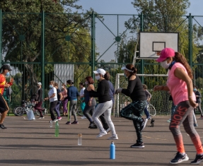 Varias personas realizando actividad física en un parque
