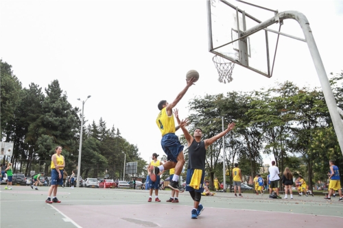 Baloncesto en cancha de barrio