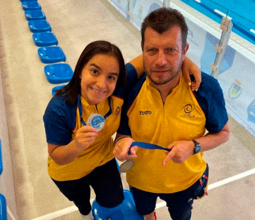 Sara Vargas y su entrenador Estivens Ruiz muestran las medallas que obtuvo la deportista en la Serie Mundial. Foto: IDRD.