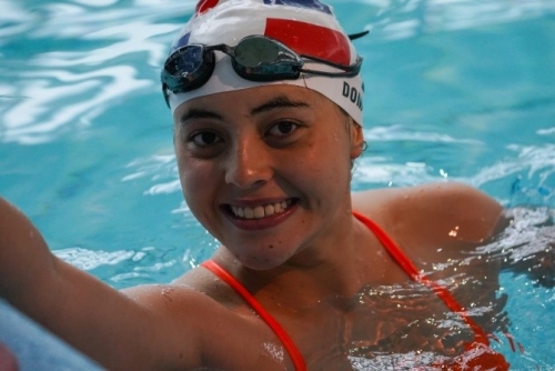 Jimena Leguizamón sonriendo en la piscina