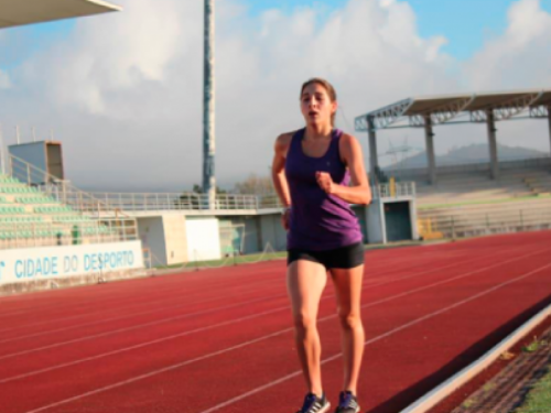 Atleta Laura Chalarca corre en pista de atletismo