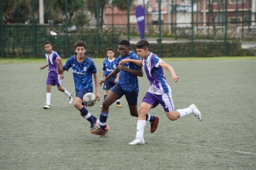 Jóvenes jugando fútbol