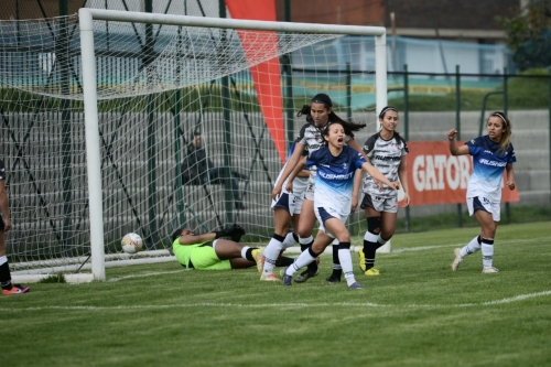 La Escuela Arnoldo Iguarán (blanco y azul), derrotó 2-1 a Kairos Soccer en el arranque del Torneo División Avanza de Fútbol Femenino. Foto IDRD/Lina Gasca.