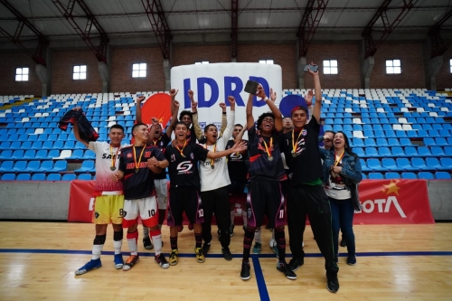 El colegio José Martí ganó en fútbol de salón en fútbol de salón masculino su cupo a la Fase Regional. Aquí celebran su título. Foto IDRD