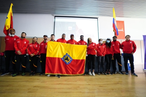Deportistas del Equipo Bogotá recibiendo la bandera de Bogotá