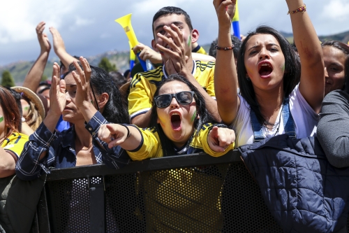 Varias personas celebrando con prendas de la selección Colombia de fútbol