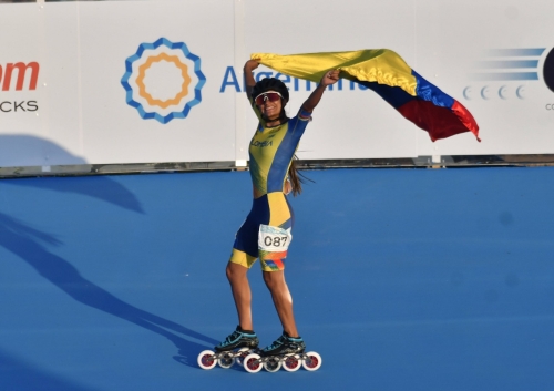 Luna Vargas levantando la bandera de Colombia. Foto cortesía Fedepatín.