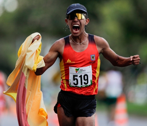 Mateo Romero Blanco celebra su medalla de oro en los 20 Kilómetros en Marcha.