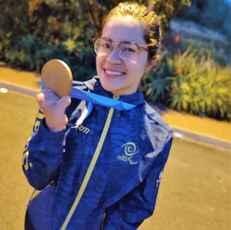 Laura González muestra la medalla