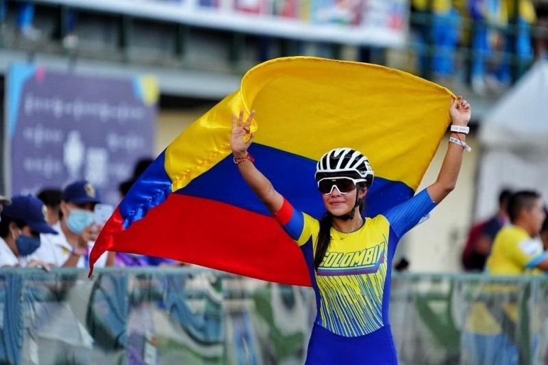 Fotografia patinadora celebrando con bander de Colombia