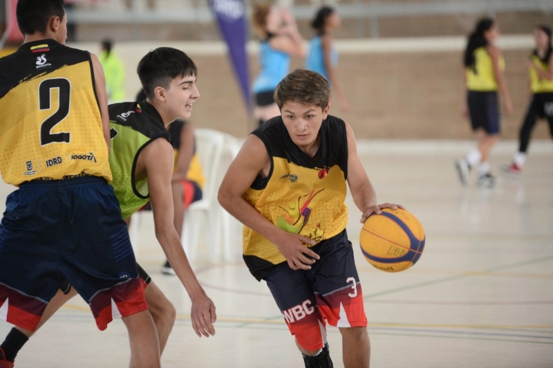 Competencia de baloncesto en los Juegos Distritales de la Juventud