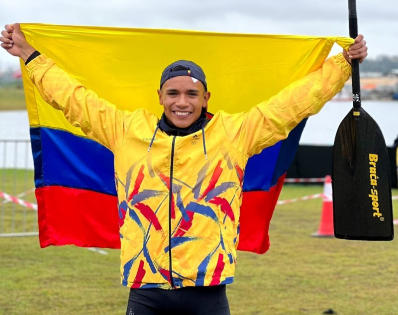 Alejandro Rodríguez levantando la bandera de Colombia