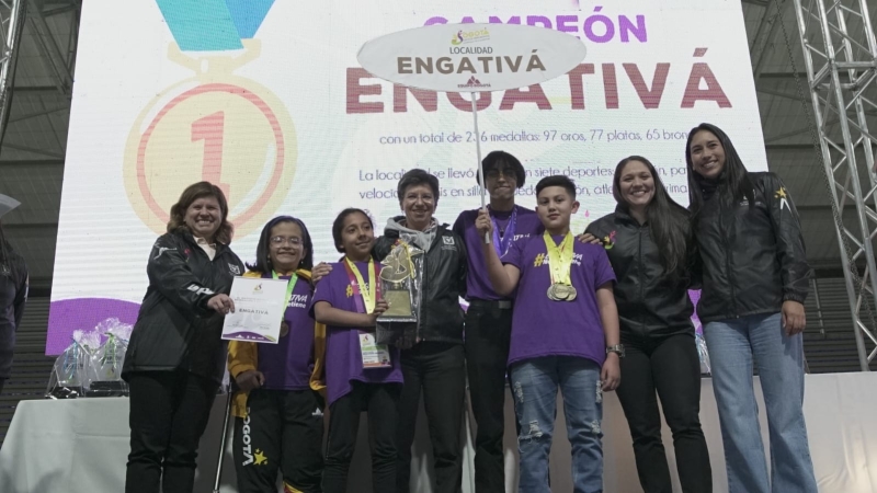 La alcaldesa de Bogotá y la directora del IDRD junto algunos participante de la localidad de Engativá
