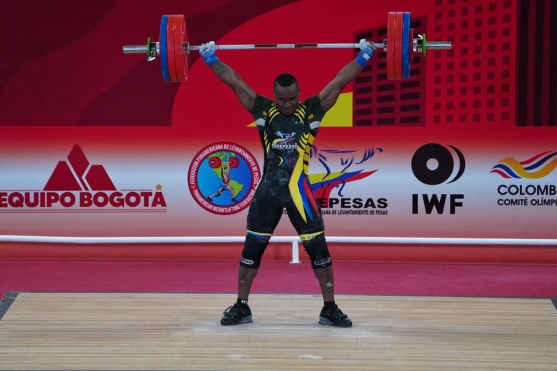 Santiago Rodallegas en competencia levantando una pesa