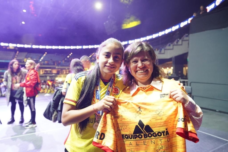 La directora del IDRD, Blanca Durán, y la jugadora Karla Daniela Vianchá, durante el acto de recibimiento a las jugadoras de la Selección Sub-17.