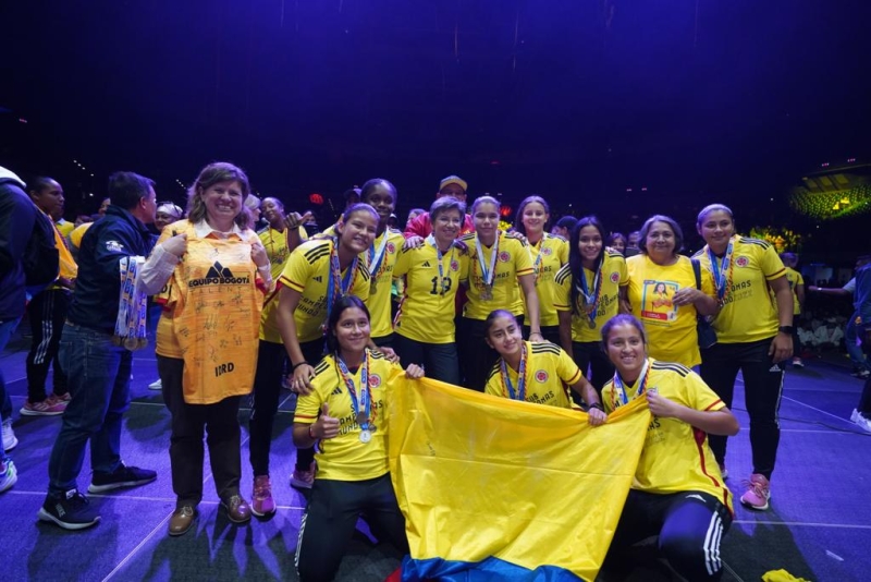 La directora del IDRD Blanca Duran, con la alcaldesa Claudia López y algunas de las integrantes de la selección Colombia de Fútbol femenino sub 17