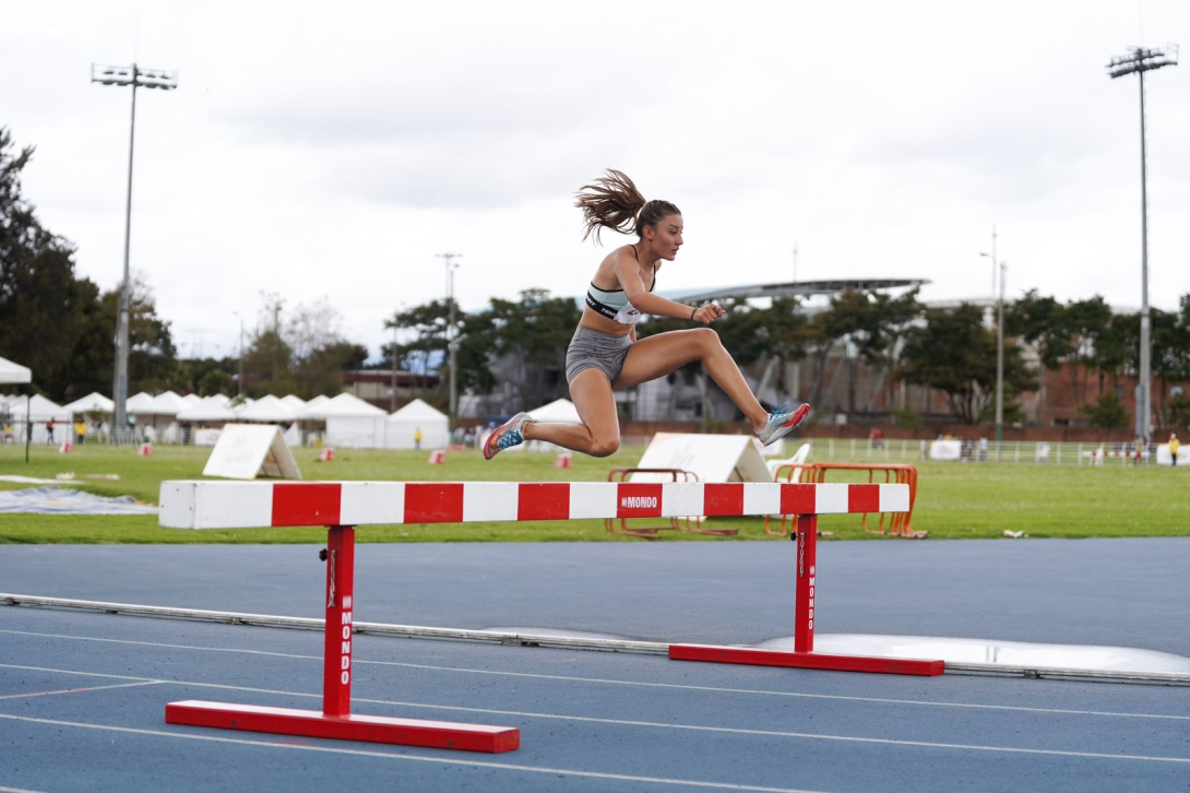 Laura Camargo ganó sobrada los 2.000 metros obstáculos en los Intercolegiados. Foto IDRD.
