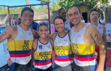 Brayan Moya (der.), integró el equipo de relevo mixto en triatlón y ganó medalla de plata en los Juegos. Foto IDRD.
